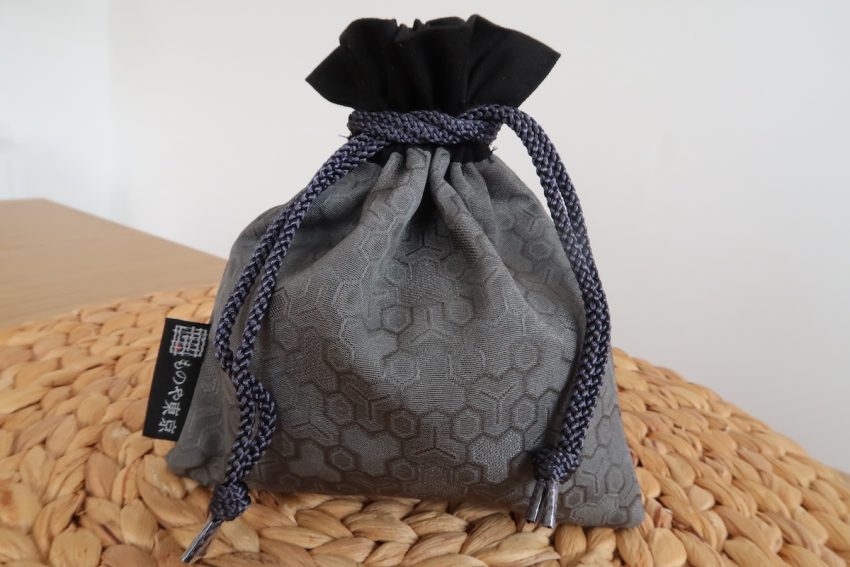 Bourse kinchaku – Kimono Recyclé – Gris – Bishamon Kikko