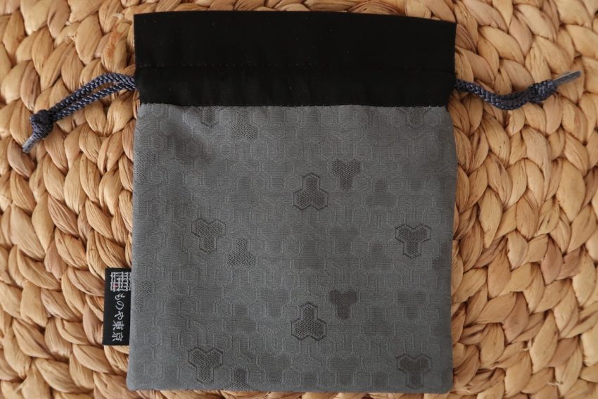 Bourse kinchaku – Kimono Recyclé – Gris – Bishamon Kikko