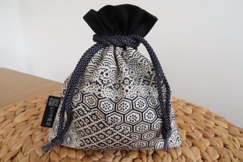 Bourse kinchaku – Kimono Recyclé – Noir et blanc – Motifs Japonais