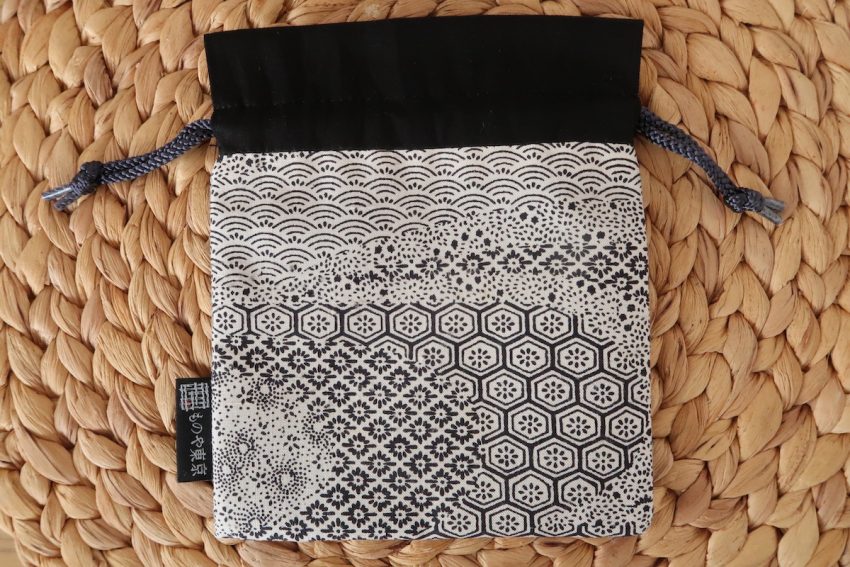 Bourse kinchaku – Kimono Recyclé – Noir et blanc – Motifs Japonais