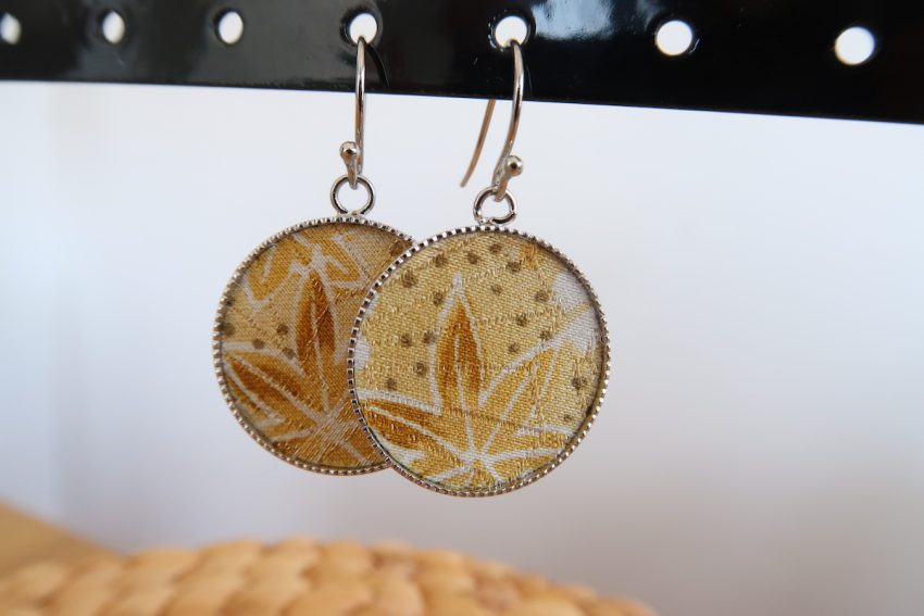Boucles d&rsquo;oreilles – Kimono Japonais Recyclé – Argenté – Momiji