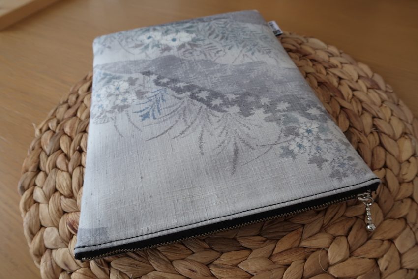 Grande Pochette pour Tablette et/ou Cahier – Grise à fleurs