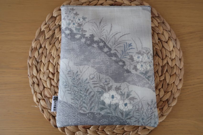 Grande Pochette pour Tablette et/ou Cahier – Grise à fleurs