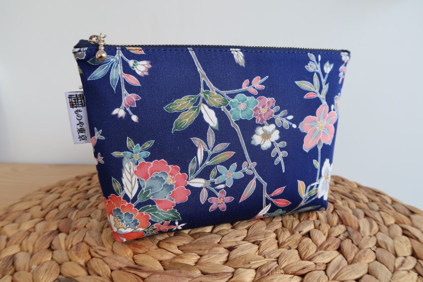 Pochette multi-usage en kimono recyclé – Bleue Fleurie