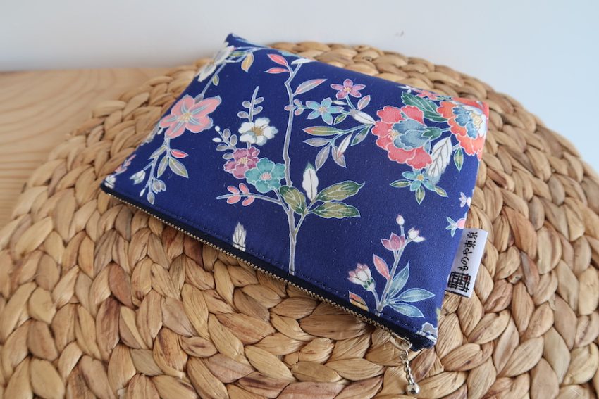 Pochette multi-usage en kimono recyclé – Bleue Fleurie